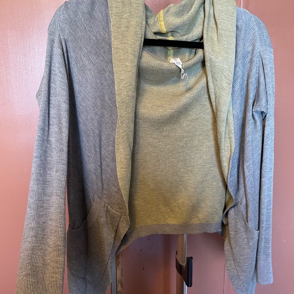 Lululemon Wrap with hood - Picture 1 of 5